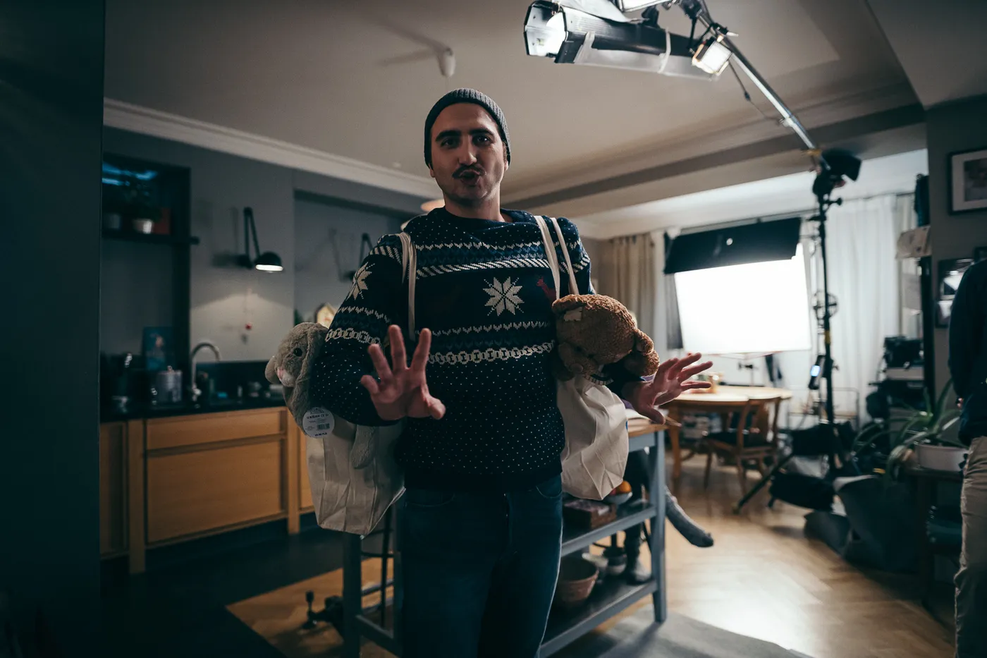 Aktor na planie w świetle reflektorów